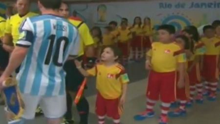 فيديو : ميسي يتجاهل طفل حاول مصافحته ويغضب معجبيه 