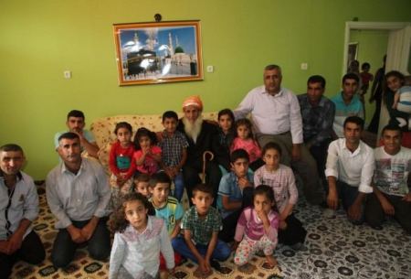 تركيا ... معمّر يحتفل بالعيد مع 116 من أبنائه وأحفاده