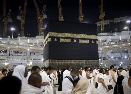  رفع ستار الكعبة 3 أمتار مع بدأ توافد الحجاج 