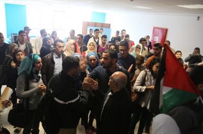 جامعة بيرزيت تتظاهر ضد زيارة القنصل الفرنسي اليها