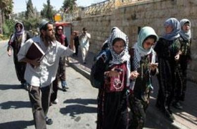 مستوطنون يحاولون اختطاف فتاة فلسطينية شمال القدس 