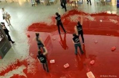 ناشطات يغرقن مطار في بلجيكا بـ الدماء رفضا لتسليح إسرائيل