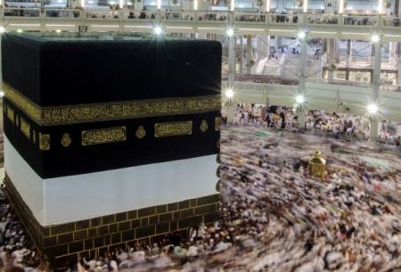 رفع الجزء السفلي من كسوة الكعبة