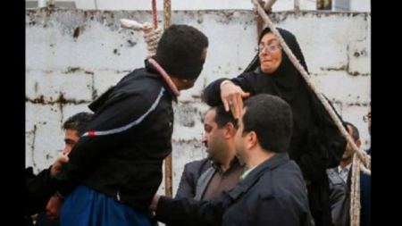 فيديو : في اللحظات الأخيرة إيرانية تعفو عن قاتل ابنها قبل تنفيذ الإعدام 