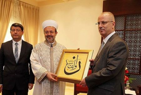 رامي الحمد الله يلتقي رئيس الشؤون الدينية التركية في بيت لحم