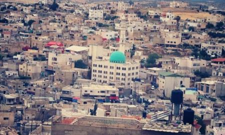 إسرائيليان يطعنان فلسطينياً في إذنا غربي الخليل
