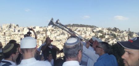 القدس ... عشرات المستوطنين في مراسيم وتدريبات صب الماء التلمودي في الهيكل المزعوم