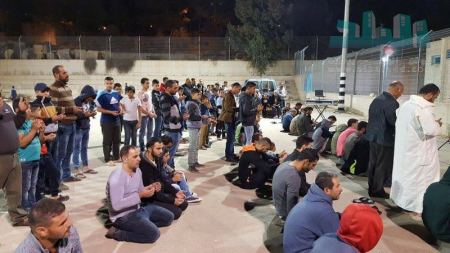 برطعة | جماهير غفيرة تؤدي صلاة الاستسقاء في الملعب البلدي