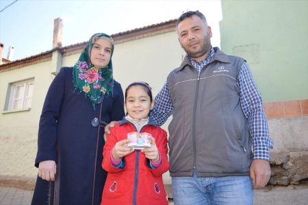 طفلة تركية تتبرع بحصالتها لأطفال حلب
