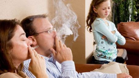 دخان السجائر الذي تشبع به أثاث المنزل قد يسبب السرطان 