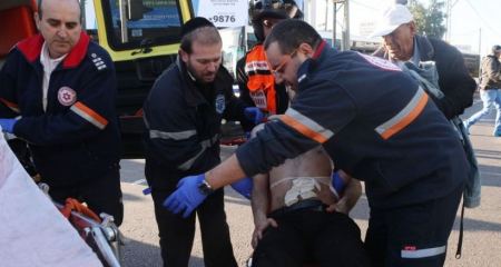 متطرف اسرائيلي يطعن عاملاً فلسطينياً في هرتسيليا وهو يصرخ « الموت للعرب » 