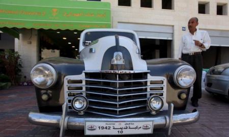 رام الله ... فلسطيني يحتفظ بسيارة من زمن النكبة ليعود بها