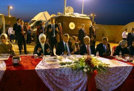أردوغان يتناول إفطار رمضان مع لاجئين سوريين 