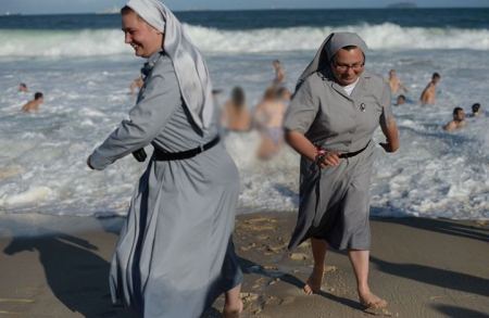 صورة لراهبات على البحر ردا على الحملة ضد البوركيني 