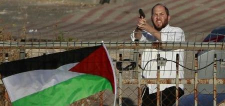مستوطنون يعتدون على شاب من مخيم عايدة ويصيبونه بالرصاص الحي