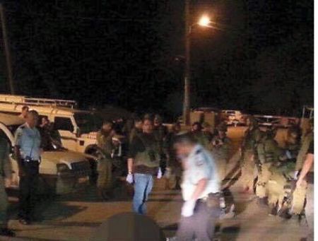 اصابة خطيرة لسائق فلسطيني اطلق عليه جنود الاحتلال النار بحجة قيامه بعملية دهس قرب بيت امر