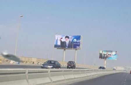 قناة تابعة لـ دحلان تعلق لافتات لخامنئي "مسيئة" للخليج بشوارع القاهرة