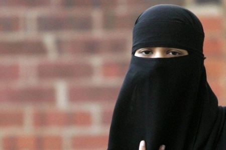 رجل أعمال فرنسي يتعهد بدفع جميع غرامات حظر النقاب في اوروبا
