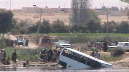 مصر : مصرع قرابة 35 شخصا بسقوط حافلة في ترعة