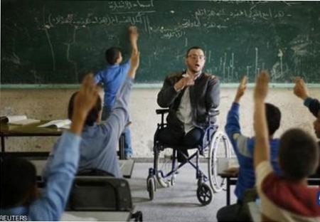 مدرّس فلسطيني .... فقد أطرافه ولم يترك الطبشورة