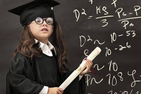 هل يقاس ذكاء الطفل بحسب علاماته المدرسية؟