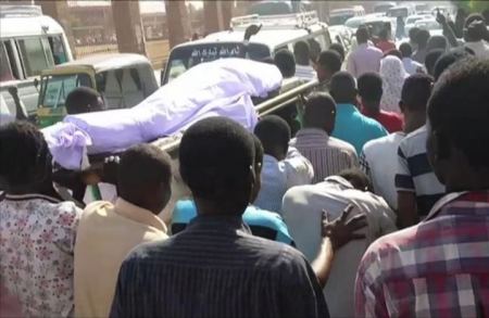 سوداني يعود من الموت ويطلب شربة ماء قبل دفنه بقليل