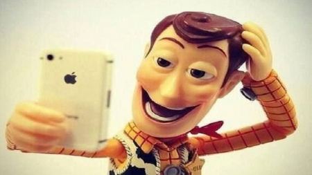 بناء على دراسة : التقاط صورة ذاتية « selfie » مؤشر على انعدام الثقة بالنفس 