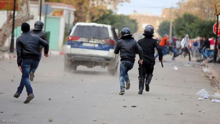 تونس ... مواجهات مع الشرطة واعلان حر التجوال الليلي في عموم البلاد