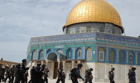 متطرفين يهود يحاولون اقتحام المسجد الأقصى والمصلون يتصدون لهم
