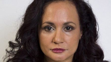 لتحافظ على وجه بلا تجاعيد ... لم تبتسم منذ 40 سنة !