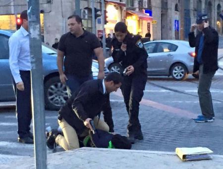 فيديو ... حادثة طعن في القدس والقاء القبض على مشتبه به
