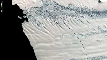جبل جليدي ضخم يتحرك بعيداً عن القطب الجنوبي