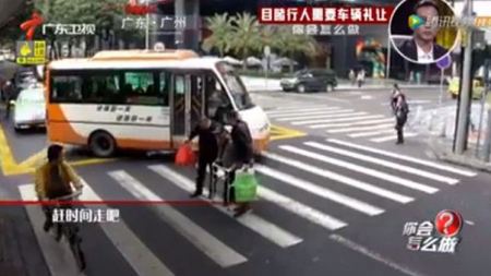 فيديو ... موقف إنساني من شابيّن سورييّن يشغل وسائل الإعلام الصينية 