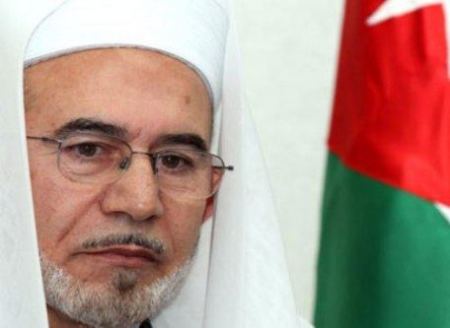 مصلون يمنعون احمد هليّل من إكمال خطبة الجمعة في المسجد الأقصى