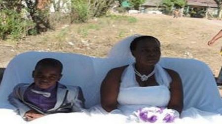 طفل يتزوج سيدة في الستين من عمرها !!