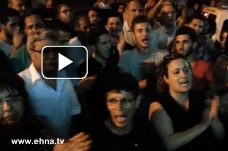 جماهير الناصرة تهتف امام شرطة المسكوبية لشحن همم المعتقلين المنددين بجرائم الاحتلال 
