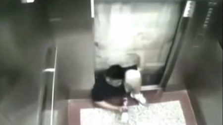 فيديو ... طالب جامعي في الصين يعلق في مصعد مما ادى الى وفاته 