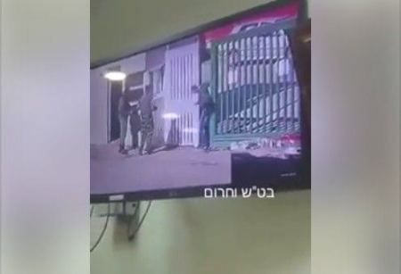فيديو ...جنود الاحتلال اغلقوا البوابة على عامل فلسطيني واستمتعوا بالمشهد