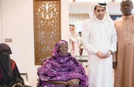 صور ... جدة الرئيس الامريكي اوباما تؤدي العمرة 