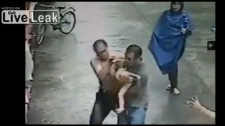 فيديو : طفل يسقط من الطابق الثاني ليلتقطه احد المارة وينجو بأعجوبة !