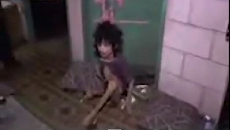 فيديو : طفل محتجز لمدة طويلة تحول الى شبه بشري !!