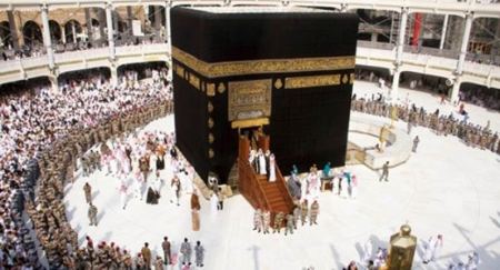 استبدال كسوة الكعبة المشرفة 