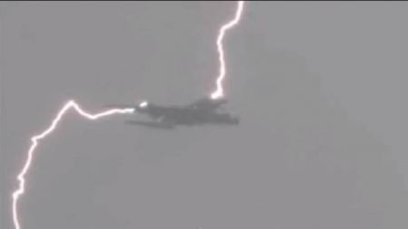 فيديو : طائرة تصعق في الجو وتصاب اصابة مباشرة دون ضرر