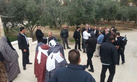 شرطي إسرائيلي يضرب امرأة بالاقصى ويشتم الرسول الكريم 