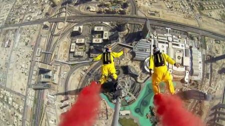 فيديو :قفزة رائعة من برج خليفة في دبي