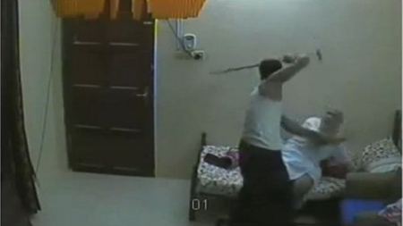 فيديو : خادم يضرب مسنا من الامارات 