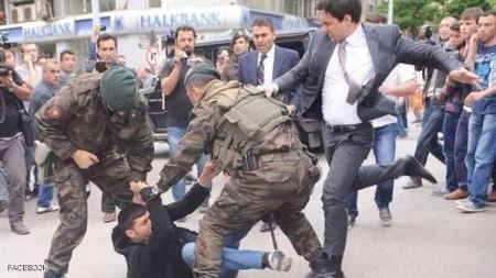 تركيا : عزل مساعد اردوغان بسبب ركله محتجاً في مظاهرة