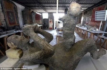 صور ... ترميم 86 جثة لضحايا بركان فيزوف في بومبي الايطالية الذي حدث قبل الفي عام