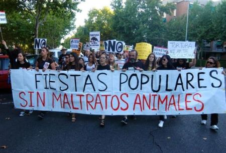منظمات حقوقية اسبانية تتظاهر ضد مهرجان مصارعة الثيران 