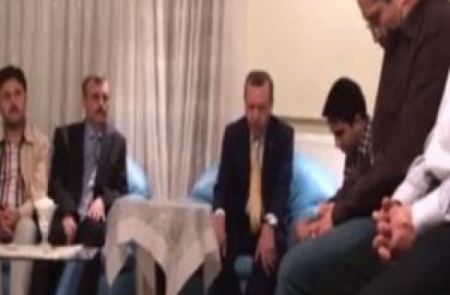 فيديو : اردوغان يقرأ القراّن في عزاء شهيد سفينة مرمرة التركية 